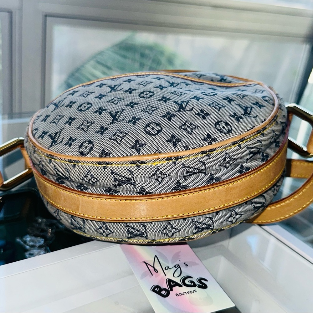 Louis Vuitton: Round Monogram LV Mini Crossbody Bag (seen on Ariana Grande) - Picture 7 of 16